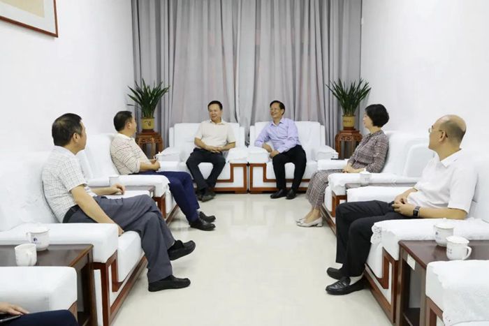 1603761415619657.jpg 汕尾市政协主席李耿坚莅临我校调研指导工作_副本.jpg