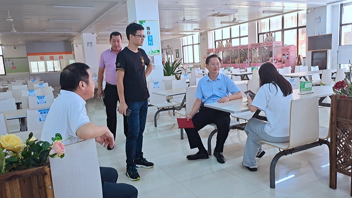 1625209542691176.jpg 党史学习教育“我为群众办实事”系列活动之六“走进学生食堂” (2)_副本.jpg